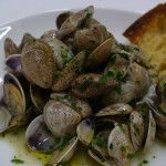 Clams with parsley and toasted bread